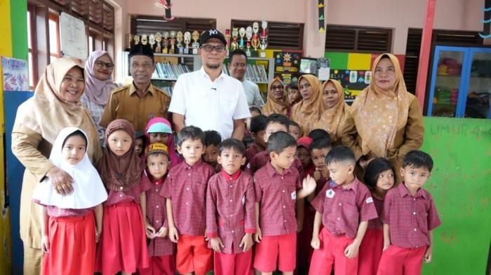 Wakil Ketua DPRK Banda Aceh, Dr Musriadi foto bersama dengan guru dan murid PAUD Sejahtera Gampong Ilie Kecamatan Ulee Kareng, Banda Aceh saat melakukan kunjungan ke PAUD tersebut beberapa waktu lalu. Rabu 24/9/2025 (Foto:Dok.Ist)
