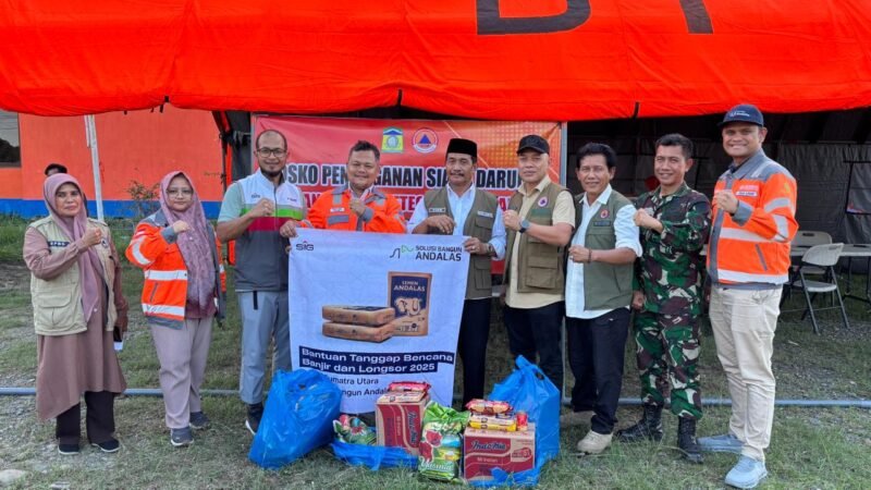 GA & Comrel Manager Solusi Bangun Andalas beserta tim menyerahkan bantuan masa panik untuk warga terdampak banjir di Kabupaten Aceh Besar yang diterima oleh Wakil Bupati Kabupaten Aceh Besar, Drs. Syukri A. Jalil dan Ketua DPRK Kabupaten Aceh Besar, Abdul Muchti, AMd di posko BPBD Aceh Besar, 29 November 2025.