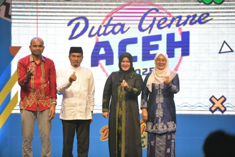 Ketua Staf Ahli TP-PKK Aceh, Mukaramah Fadhlullah menghadiri Penobatan Duta Genre Aceh Tahun 2025 di Aula Taman Seni Budaya, Kota Banda Aceh , Jumat Malam, 31/10/2025 (Foto:Dok.Biro Adpim Setda Aceh)