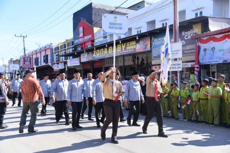 Ketua Kafilah Aceh Besar, Farhan AP, berjabat tangan dengan Wakil Bupati Pidie Jaya Hasan Basri, saat pelepasan rombongan Pawai Ta'aruf MTQ XXXVII tingkat Provinsi Aceh tahun 2025, di Gampong Meunasah Lhok, Kecamatan Meureudu, Kabupaten Pidie Jaya, Sabtu (1/11/2025). FOTO/ MC ACEH BESAR
