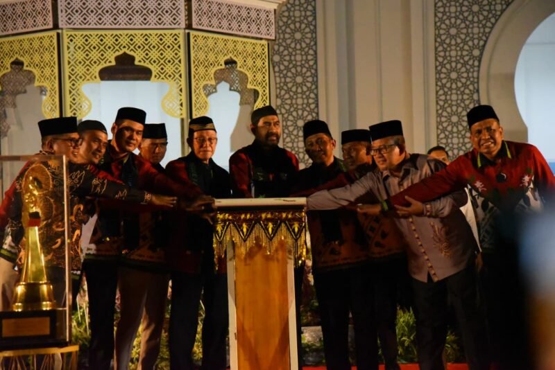 Gubernur Aceh Muzakir Manaf, menyampaikan sambutannya pada pembukaan MTQ ke-37 tingkat Provinsi Aceh tahun 2025, di arena utama MTQ, Komplek Perkantoran Pemerintah Kabupaten Pidie Jaya, Sabtu (1/11/2025) malam. FOTO/ MC ACEH BESAR