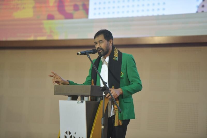 Gubernur Aceh, Muzakir Manaf dinobatkan sebagai Alumni Kehormatan Unimal pada saat menghadiri Pelantikan Pengurus Ikatan Alumni Universitas Malikussaleh, Reuleut, Aceh Utara, (02/11/2025). Foto : Dok. Biro Adpin Setda Aceh