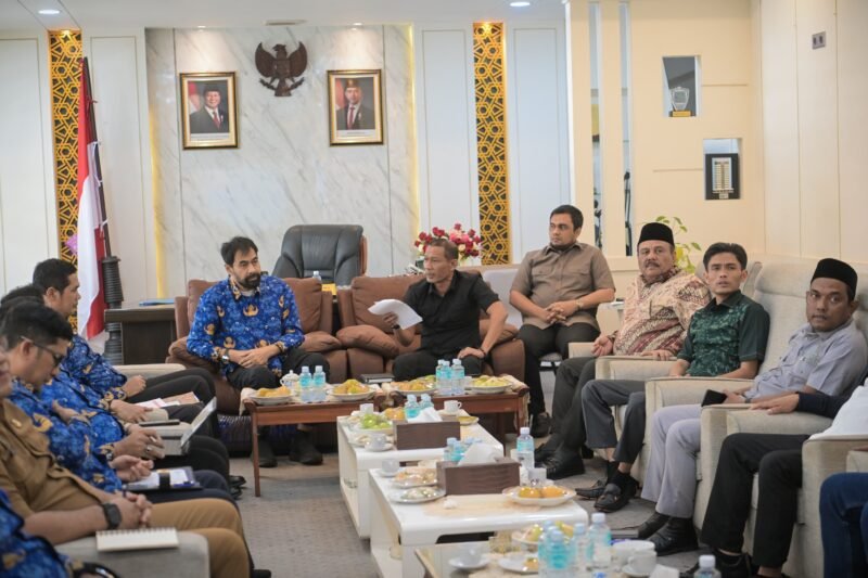 Gubernur Aceh, Muzakir Manaf bersama Ketua Tapa, M. Nasir, S.IP , MAP dan Seluruh Anggota Tapa melakukan pertemuan Dengan Ketua DPRA,  Zulfadhli dan Ketua Fraksi terkait APBA Tahun 2026 di ruang Kerja Ketua DPRA, Banda Aceh ( 3/11/2025). Foto : Dok. Biro Adpim Setda Aceh