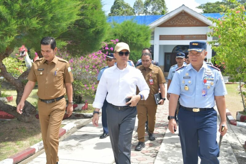 Sekda Aceh, M. Nasir didampingi Kepala Biro Administrasi Pimpinan Setda Aceh, Akkar Arafat menyambut kedatangan Menteri Luar Negeri RI, Sugiono dan Rombongan di Lanud SIM, Blang Bintang, Selasa, 04/11/2025. Transit usai melakukan dalam kunjungan kerja ke luar negeri (Foto:Dok.Biro Adpim Setda Aceh)