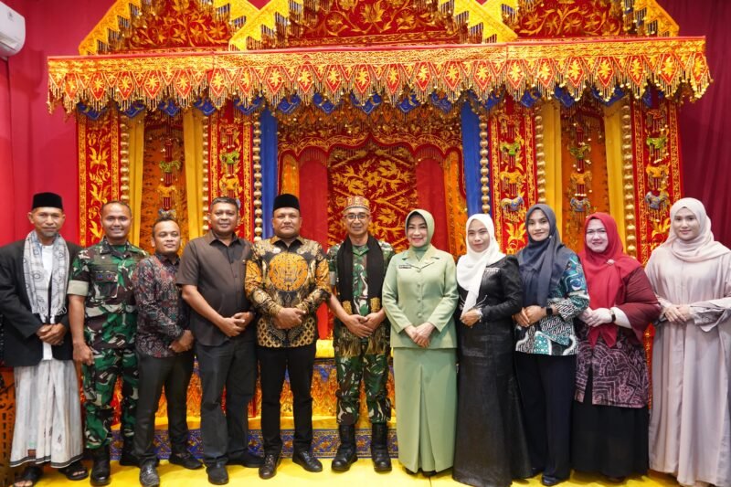 Tiba di pendopo pangdam Iskandar muda di sambut dengan adat pesijuk tepung tawar di bireuen,Selasa 04/11/2025 (Foto:Dok.Ist)