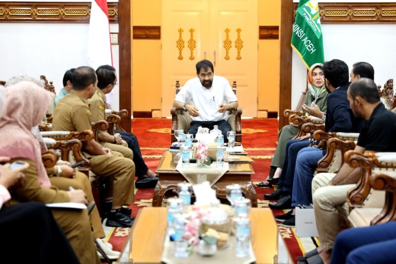 Gubernur Aceh, Muzakir Manaf di dampingi SKPA terkait menerima kunjungan calon investor dari Blackstone Malaysia di Meuligoe Gubernur Aceh, Selasa 4/11/2025 (Foto:Dok.Biro Adpim Setda Aceh)