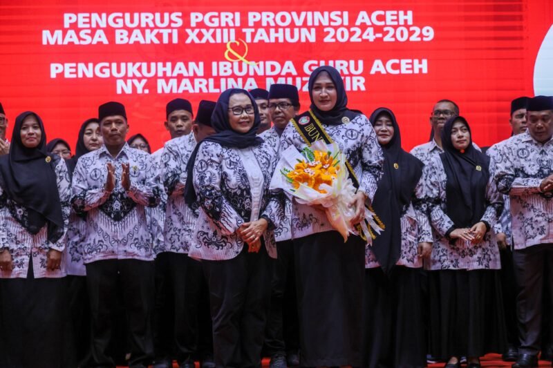 Marlina Muzakir Istri Gubernur Aceh dikukuhkan sebagai Ibunda Guru Aceh. Prosesi pengukuhan dilakukan oleh Ketua Pengurus Besar Persatuan Guru Republik Indonesia Prof Unifah Rosyidi, di Anjong Mon Mata, komplek Meuligoe Gubernur Aceh, Selasa (4/11/2025) malam. (Foto:Dok.Biro Adpim Setda Aceh)