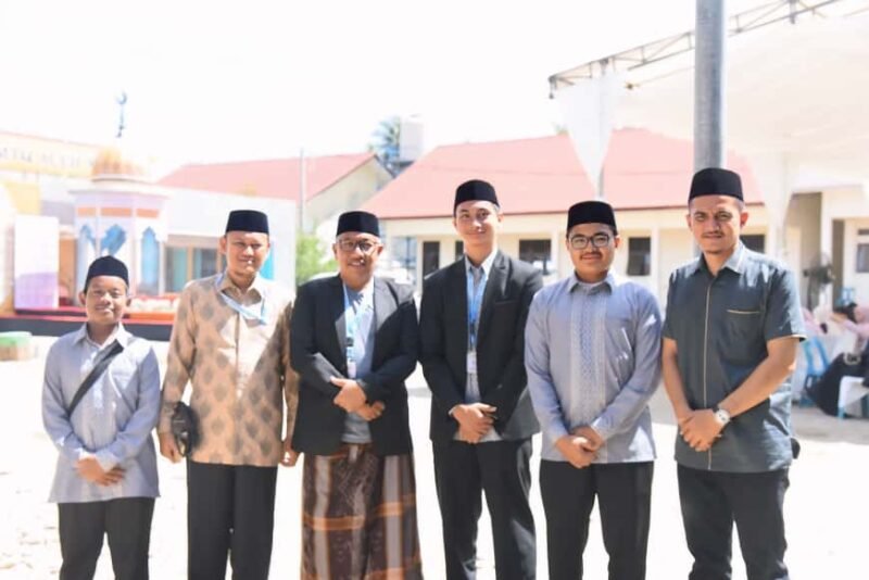 Foto bersama Ketua Kafilah Aceh Besar Farhan AP, dan qari cabang Tahfiz Al-Qur’an 30 Juz Putra, Nabigh Habiburrahim Al Haqziq, di Komplek MUQ Gampong Rungkhom, Kecamatan Meureudu, Kabupaten Pidie Jaya, Rabu (5/11/2025). FOTO/ MC ACEH BESAR