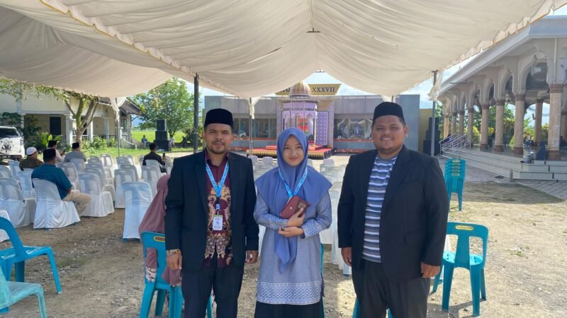 Farrasa Zayyan Bersama pelatih Putra Ustaz Munandar, S.Pd, M. Pd dan Ust. Munzirin, S.P, serta Farhan AP Ketua Kafilah Aceh Besar di Arena Lomba Cabang Tafidz Qur'an, Mesjid Istiqomah Meureudu, Pidie Jaya, Rabu, (05/11/2025) FOTO/MC ACEH BESAR