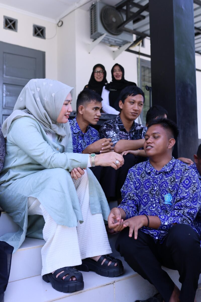 Ketua TP PKK Aceh Marlina Muzakir, yang juga menjabat sebagai Ibunda Guru Aceh, berkunjung ke UPTD Panti Tuna Sosial, di kawasan Ladong, dan UPTD Rumoh Seujahtera Geunaseh Sayang di Ule kareng, Rabu (5/11/2025). Foto : Dok. Biro Adpim Setda Aceh