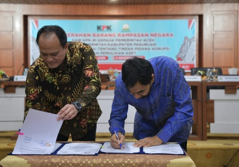 Gubernur Aceh, Muzakir Manaf bersama Direktur Labuksi KPK RI, Mungkin Hadi Pratikto, Kasatgas IV Eksekusi, Josep Wisny Sigit, Bupati Pasuruan, M. Rusdy Sutejo, Wakil Ketua DPRA, Ali Basrah, Sekda Aceh, M. Nasir melakukan penyerahan Barang Rampasan Negara dari KPK RI kepada Pemerintah Aceh dan Pemerintah Kabupaten Pasuruan serta sosialisasi tentang tindak pidana korupsi dan pemulihan Aset di gedung serbaguna Setda Aceh, Kantor Gubernur Aceh, Kamis, (06/11/2025). Foto : Dok. Biro Adpim Setda Aceh
