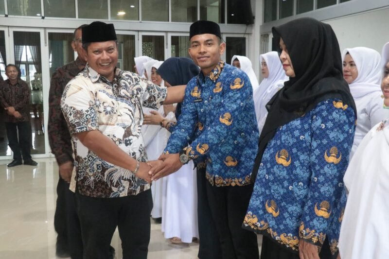 Sekda Aceh Besar Bahrul Jamil SSos MSi melantik dan mengambil sumpah 42 orang Pejabat Fungsional di lingkungan Pemerintah Kabupaten Aceh Besar, yang berlangsung di Gedung Dekranasda Aceh Besar, Gampong Gani, Kecamatan Ingin Jaya, Kamis (06/11/2025). FOTO/MC ACEH BESAR