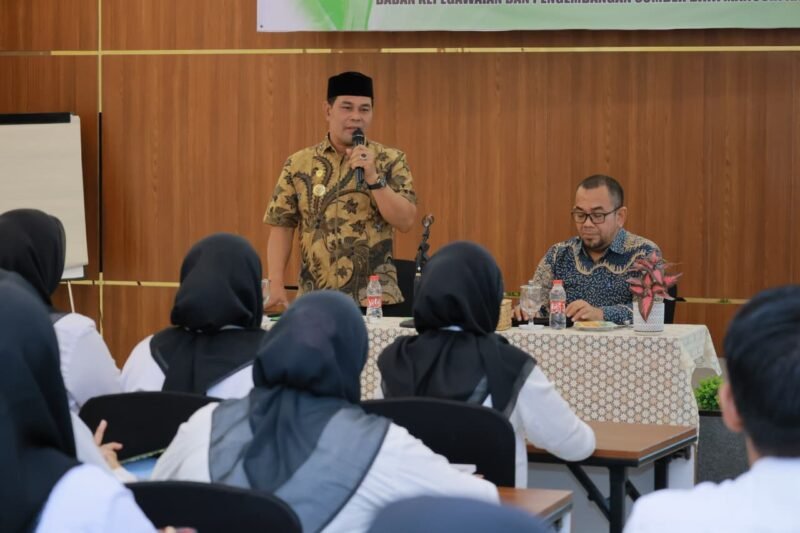 Bupati Aceh Besar H. Muharram Idris mengisi ceramah umum pada Latsar bagi CPNS Formasi Umum Golongan II dan III Kabupaten Aceh Besar tahun 2025 di Ilona Boutique Hotel, Gampong Meunasah Manyang, Kecamatan Ingin Jaya, Kamis (6/11/2025). FOTO/MC ACEH BESAR