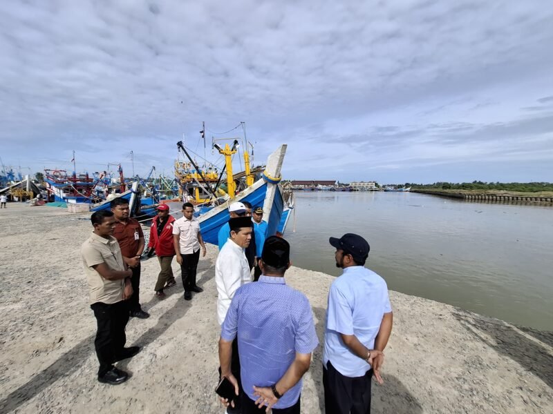 Wakil Gubernur Aceh Fadhlullah, SE di dampingi wabup Aceh timur serta tokoh masyarakat meninjau Kuala Idi Rayeuk, kabupaten Aceh Timur, Jumat,  (07 - 11 - 2025). Foto : Dok. Biro Adpim Setda Aceh