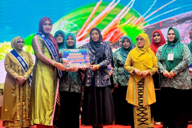 Ketua Forum Peningkatan Konsumsi Ikan (Forikan) Aceh Marlina Muzakir, menyerahkan hadiah pada peserta asal Aceh Besar, yang berhasil meraih Juara Umum, pada Lomba Masak Serba Ikan tingkat Provinsi, di Anjong Mon Mata, komplek Meuligoe Gubernur Aceh, Jum’at (7/11/2025). Foto : Dok. Biro Adpim Setda Aceh