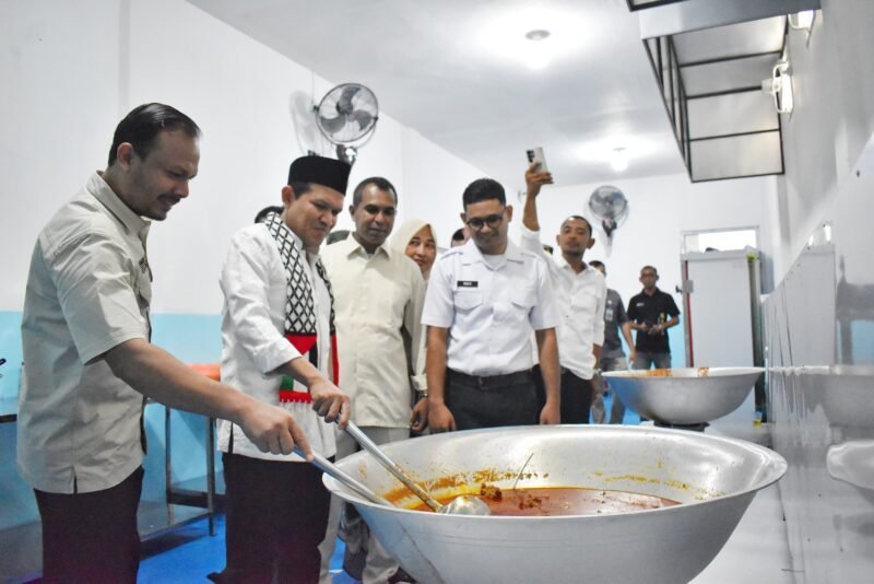 Wakil Gubernur Aceh, Fadhlullah SE meresmikan Dapur MBG SPPG Seunuddon Yayasan Geurudong Masa Depan di Gampong Matang Karieng, Kecamatan Seunuddon, Aceh Utara. Jumat , ( 07 - 11 - 2025 ). Foto : Dok. Biro Adpim Setda Aceh