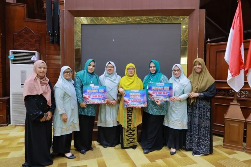 Wakil Ketua I TP-PKK Kabupaten Aceh Besar Hj. Nurul Fazli, S.Ag, menerima hadiah juara umum Lomba Masak Serba Ikan Tingkat Provinsi Aceh Tahun 2025 di Anjong Mon Mata, Banda Aceh, Jumat (7/11/2025). FOTO/MC ACEH BESAR