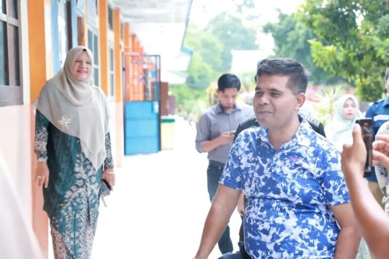 Plt. Kepala Dinas Pendidikan Aceh, Murthalamudin saat berkunjung ke beberapa sekolah di Aceh Tengah. Foto : Dok. Disdik Aceh