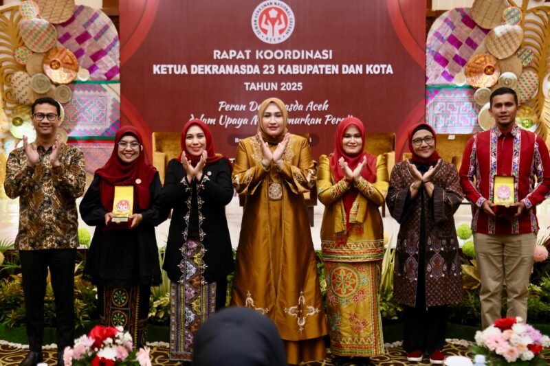 Ketua Dekranasda Aceh Marlina Muzakir, membuka secara resmi Rapat Koordinasi Dekranasda se-Aceh, yang mengusung tema 'Peran Dekranasda Aceh dalam Upaya Memakmurkan Perajin', di Ballroom Hermes Palace Hotel, Sabtu (8/11/2025). Foto : Dok. Biro Adpim Setda Aceh