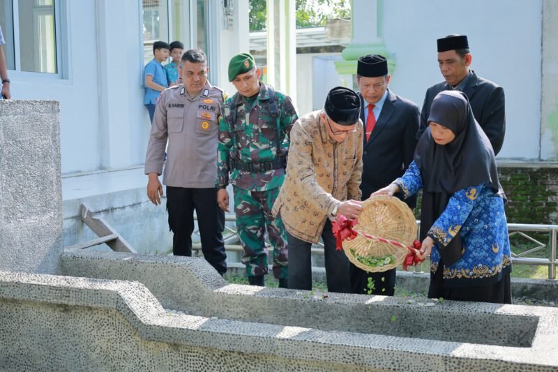 Sekretaris Daerah (Sekda) Kabupaten Aceh Besar, Bahrul Jamil, SSos, MSi, melakukan tabur bunga saat ziarah ke Makam Panglima Teuku Nyak Makam di Gampong Lamnga, Aceh Besar, Minggu (9/11/2025). FOTO/MC ACEH BESAR