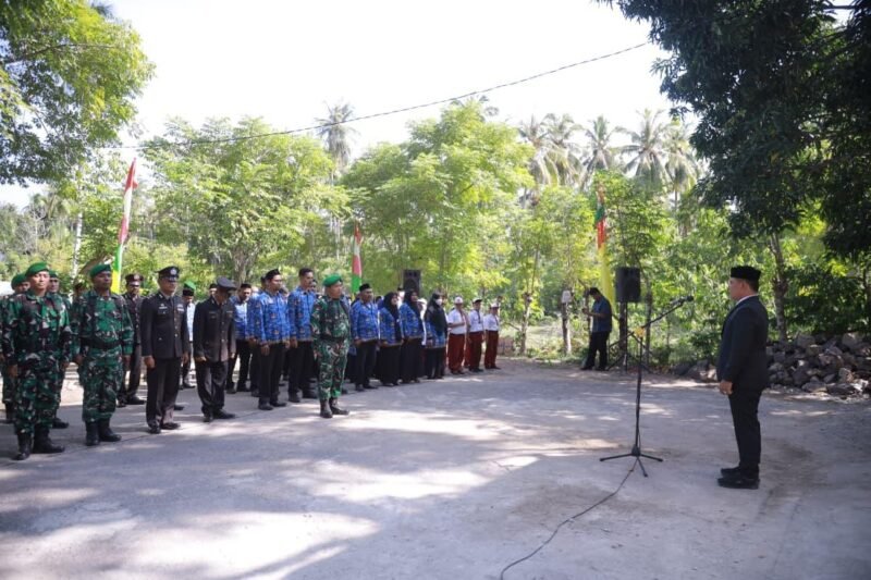 Bupati Aceh Besar H. Muharram Idris sebagai inspektur upacara dalam rangka peringatan Hari Pahlawan Nasional di Makam Pahlawan Nasional Laksamana Malahayati Gampong Lamreh, Mesjid Raya, Kabupaten Aceh Besar, Minggu (9/11/2025) FOTO/ PROKOPIM PEMKAB ACEH BESAR