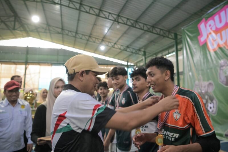 Wakil Gubernur Aceh, Fadhlullah, SE, menghadiri penutupan Jeumala Cup XIV yang berlangsung di Embassy Sport Center Lamgugob, Minggu( 9/11/2025). Foto : Dok. Biro Adpim Setda Aceh