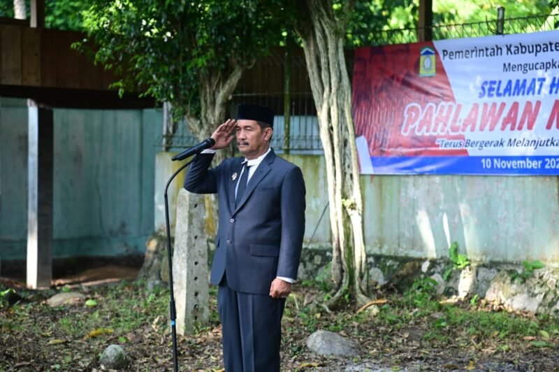Wakil Bupati Aceh Besar Drs. H. Syukri A. Jalil memimpin upacara penghormatan pada saat ziarah Makam dan tabur bunga ke Makam Tengku Fakinah di Gampong Lambunot, Kecamatan Simpsng Tiga, Aceh Besar, Minggu (9/11/2025). FOTO/MC ACEH BESAR