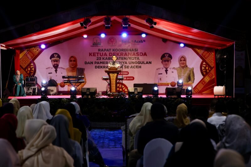 Sekda Aceh, M. Nasir, S.IP, MPA mewakili Gubernur Aceh meghadiri & memberi sambutan pada malam penutupan Rapat Koordinasi Dekranasda se-Aceh dan Pameran Kriya Unggulan Dekranasda se-Aceh, di UMKM Center Bank Aceh, Minggu (9/11/2025) foto ; Dok. Biro Adpim Setda Aceh