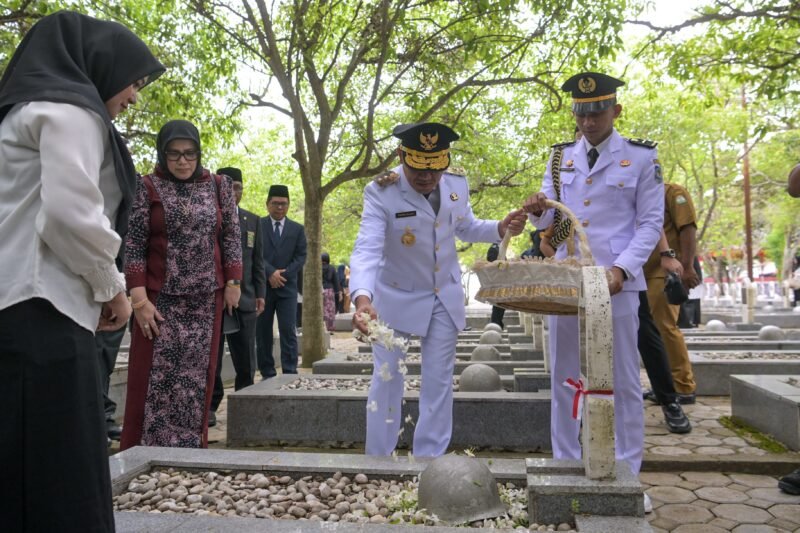 Wakil Gubernur Aceh, Fadlullah, SE, menjadi Inspektur upacara pada peringatan Hari Pahlawan Prov Aceh Tahun 2025 DI makam Pahlawan Banda Aceh, (10/11/2025). Foto : Dok. Biro Adpim Setda Aceh