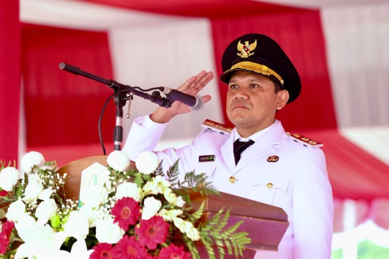 Wakil Gubernur Aceh, Fadhlullah, SE., bertindak sebagai Inspektur Upacara Peringatan Hari Pahlawan Provinsi Aceh Tahun 2025 di Lapangan Blang Padang, Banda Aceh, Senin (10/11/2025). Foto : Dok. Biro Adpim Setda Aceh