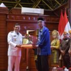 Wakil Gubernur Aceh, Fadhlullah SE, menyerahkan Bungong Jaroe serta melakukan temu ramah dengan keluarga Pahlawan Nasional, Pejuang Perintis Kemerdekaan Republik Indonesia, Pembela Kemerdekaan RI, dan Pahlawan Perdamaian Bosnia di Anjong Mon Mata, Pendopo Gubernur Aceh, Senin (10/11/2025). Foto : Dok. Biro Adpim Setda Aceh