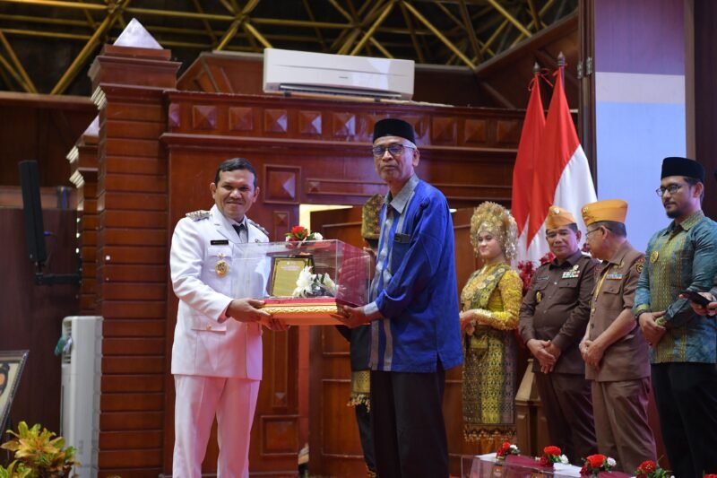 Wakil Gubernur Aceh, Fadhlullah SE, menyerahkan Bungong Jaroe serta melakukan temu ramah dengan keluarga Pahlawan Nasional, Pejuang Perintis Kemerdekaan Republik Indonesia, Pembela Kemerdekaan RI, dan Pahlawan Perdamaian Bosnia di Anjong Mon Mata, Pendopo Gubernur Aceh, Senin (10/11/2025). Foto : Dok. Biro Adpim Setda Aceh