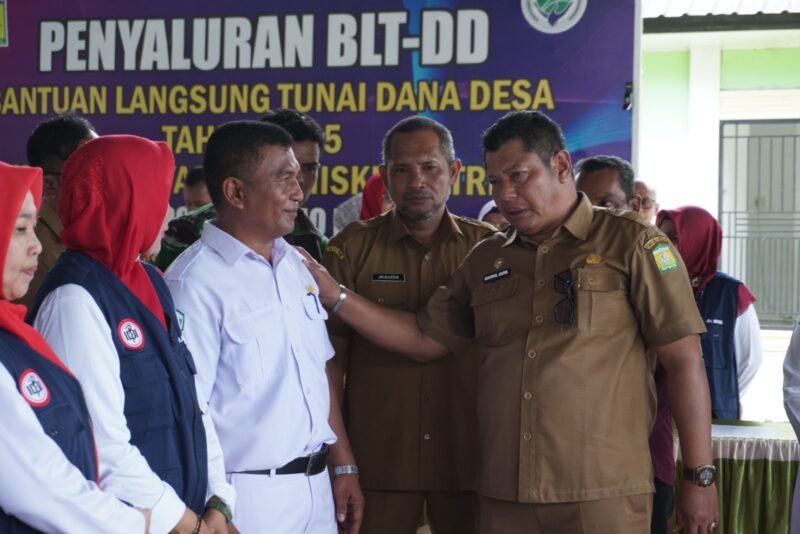 Sekda Aceh Besar Bahrul Jamil SSos MSi, berdialog dengan tenaga medis pada pelaksanaan baksos dalam rangka peringatan HKN ke-61 tahun 2025, di Gampong Jantho Baru, Kecamatan Kota Jantho, Kabupaten Aceh Besar, Selasa (11/11/2025). FOTO/ MC ACEH BESAR