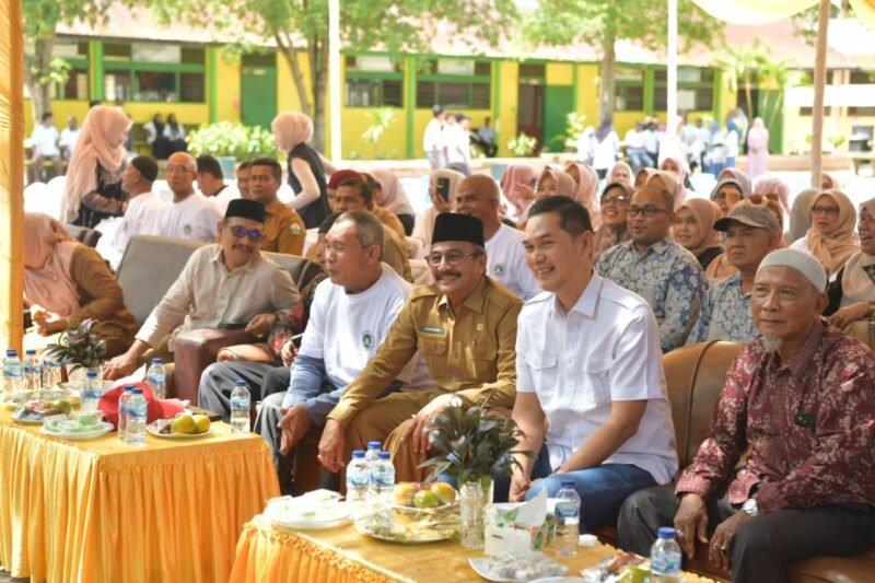 Sekda Aceh, M. Nasir menghadiri Reuni Akbar Lintas Angkatan dan HUT ke-44 Ikatan Alumni SMA Negeri 1 Peusangan di Kabupaten Bireuen, Selasa, (11/11/2025). Foto: Dok. Biro Adpim Setda Aceh