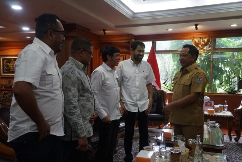 Gubernur Aceh, Muzakir Manaf melakukan silaturrahmi dengan Mendagri, Tito Karnavian di Ruang Kerja Mendagri, Jalan Medan Merdeka Utara, Jakarta Pusat, Selasa, (11/11/2025). Foto : Dok. Biro Adpim Setda Aceh