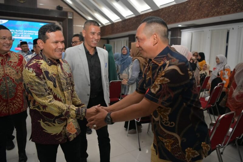 Wakil Gubernur Aceh, Fadhlullah, SE bersama Wakil Bupati Aceh Utara, Tarmizi Panyang, Plt. Inspektur Aceh, Ir. Abdullah membuka Rapat Koordinasi Pelaksanaan Telaah Sejawat Eksternal APIP Inspektorat Aceh di Gedung Serbaguna Setdakab Aceh Utara, Lhoksukon, Kabupaten Aceh Utara, Senin, 10/11/2025 (Foto:Dok.Biro Adpim setda Aceh)