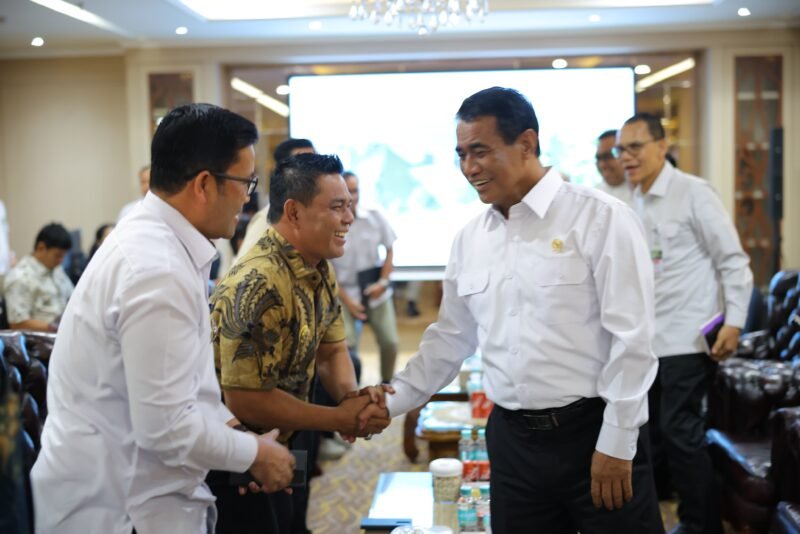 Bupati Aceh Besar H Muharram Idris (Syech Muharram) foto bersama dengan Menteri Pertanian (Mentan) Republik Indonesia (RI), Andi Amran Sulaiman, usai audiensi, di Gedung A Lantai 2, Kantor Kementerian Pertanian RI, Jakarta Selatan, Selasa (11/11/2025). FOTO/PROKOPIM PEMKAB ACEH BESAR