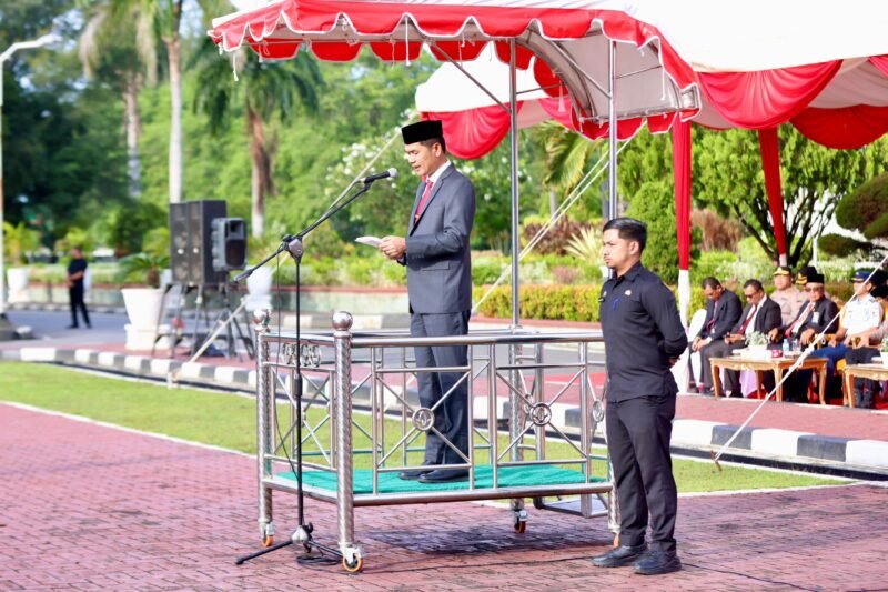 Sekretaris Daerah Aceh, M. Nasir, S.IP., MPA., menjadi inspektur upacara pada peringatan Hari Kesehatan Nasional (HKN) ke-61 Tahun 2025 di halaman depan Kantor Gubernur Aceh, Rabu (12/11/2025). Foto: Dok. Humas Aceh