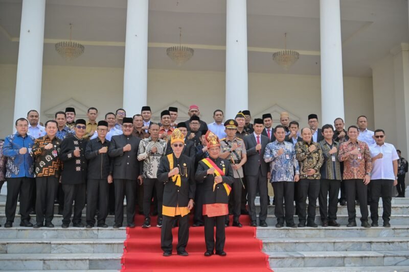 Wakil Gubernur Aceh, Fadhlullah,SE menghadiri pemberian gelar kehormatan Wali Nanggroe kepada, Prof, Dr. H, Tito Karnavian, Ph, D. Di komplek Wali Nanggroe Aceh, Lampenerut Aceh Besar,(12/11/2025). 