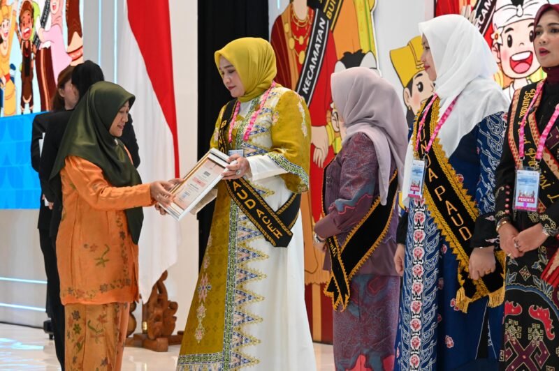 Bunda PAUD Aceh Marlina Muzakir mendapatkan sertifikat Peduli PAUD pada Acara apresiasi Bunda PAUD tingkat Nasional tahun 2025, di the Sultan Hotel, Jakarta, Rabu Malam (12/11/2025). Foto : Dok. Biro Adpim Setda Aceh