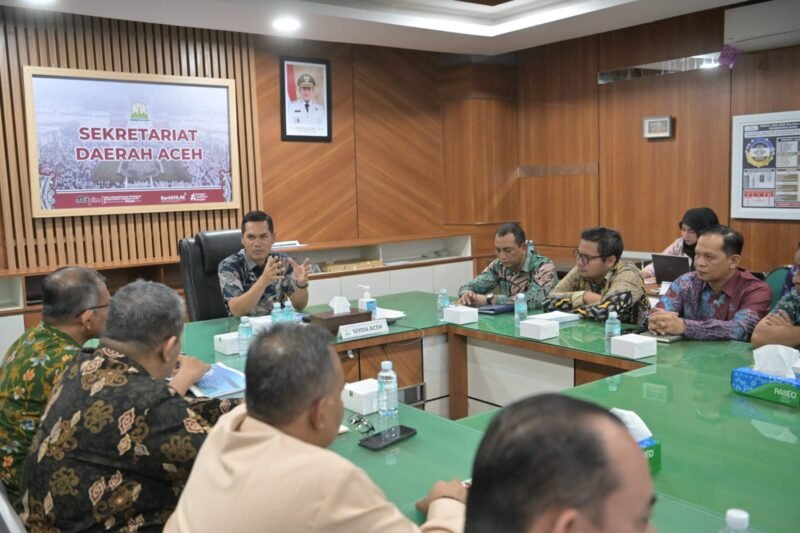Sekda Aceh, M. Nasir, memimpin rapat Rencana Operasional Angkutan Laut Luar Negeri Lintasan Krueng Geukueh - Penang, di Ruang Rapat Sekda, Kamis 13/11. Hadir dalam rapat itu Kadishub Aceh, Kadisperindag, Karo Pembangunan, Pimpinan PEMA, serta pihak ASDP Calang, Singkil dan Banda Aceh. Foto : Dok. Biro Adpim Setda Aceh