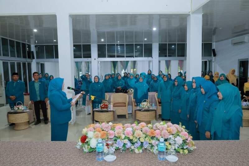 Bunda PAUD Aceh Besar Hj Rita Mayasari menyematkan slempang terhadap 5 Bunda PAUD kecamatan yang baru dikukuh, di Gedung Dekranasda Aceh Besar, Gani, Kecamatan Ingin Jaya, Kabupaten Aceh Besar, Kamis (13/11/2025). FOTO/ MC ACEH BESAR