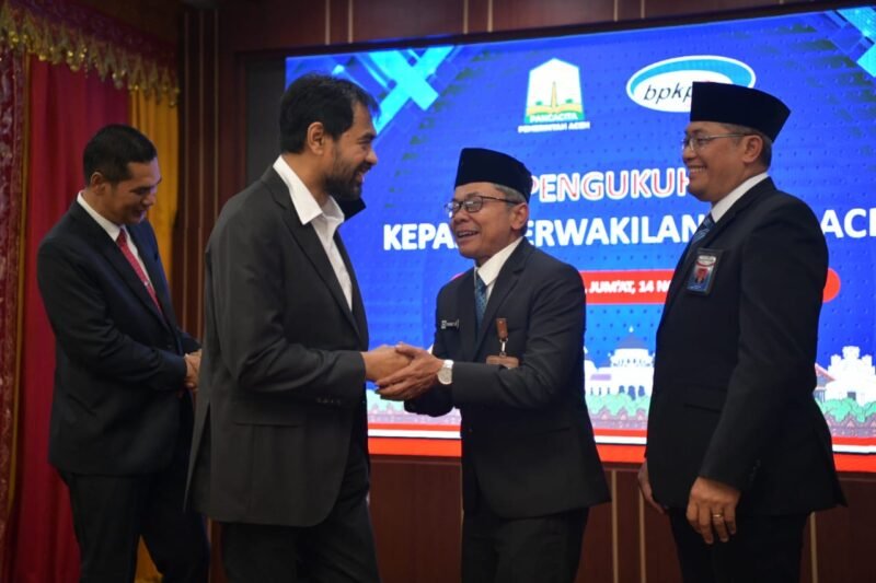 Gubernur Aceh Muzakir Manaf resmi mengukuhkan Nanang Agus Sutrisno sebagai Kepala Perwakilan Badan Pengawasan Keuangan dan Pembangunan (BPKP) Aceh di Restoran Pendopo Gubernur Aceh, Jumat, 14 November 2025. Foto : Dok. Biro Adpim Setda Aceh