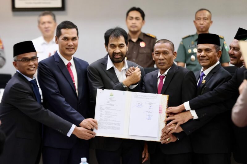 Gubernur Aceh, Muzakir Manaf, didampingi Sekretaris Daerah Aceh, M. Nasir, S.IP., MPA., bersama Pimpinan DPRA menandatangani Berita Acara Persetujuan Bersama terhadap KUA dan PPAS Aceh Tahun Anggaran 2026, di Ruang Serbaguna DPR Aceh, Jumat 14/11/2025 (Foto:Dok.Biro Adpim Setda Aceh) 