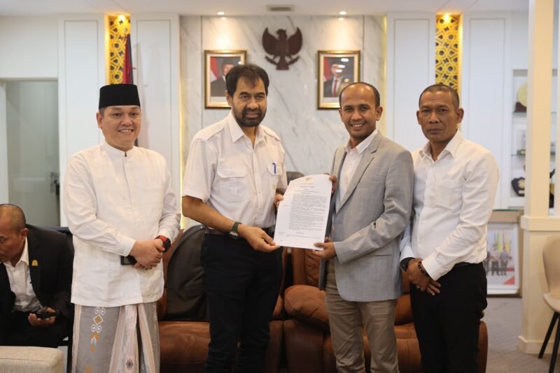 Gubernur Aceh, Muzakir Manaf menyerahkan surat penugasan Juru Bicara Pemerintah Aceh kepada Muhammad MTA, di Ruang Kerja Ketua DPRA, Jum'at, 14 Nov 2025 (Foto:Dok.Biro Adpim Setda Aceh) 