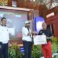 Gubernur Aceh, Muzakir Manaf, didampingi  sekretaris daerah Aceh, M. Nasir memberikan penghargaan kepada atlit/pelatih Aceh peraih medali pada PON XXI 2024 Aceh-Sumut di Anjong Mon Mata, Jum’at, 14/11/2025 (Foto:Dok.Biro Adpim Setda Aceh) 