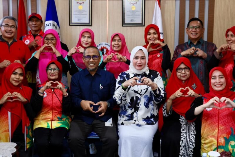 Ketua TP PKK Aceh Marlina Muzakir, selaku Ketua Dewan Pembina Yayasan Jantung Indonesia (YJI) Aceh, menghadiri peresmian Sekretariat YJI, di komplek Badan Penanggulangan Bencana Aceh, Sabtu (15/11/2025). Foto : Dok. Biro Adpim Setda Aceh