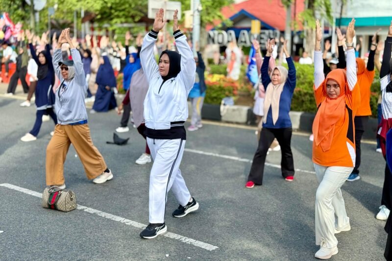 Ketua TP PKK Aceh Marlina Muzakir, selaku Ketua Dewan Pembina Yayasan Jantung Indonesia (YJI) Aceh ikut Senam jantung sehat di CFD simpang lima, minggu, (16 - 11 - 2025). Foto : Dok. Biro Adpim Setda Aceh