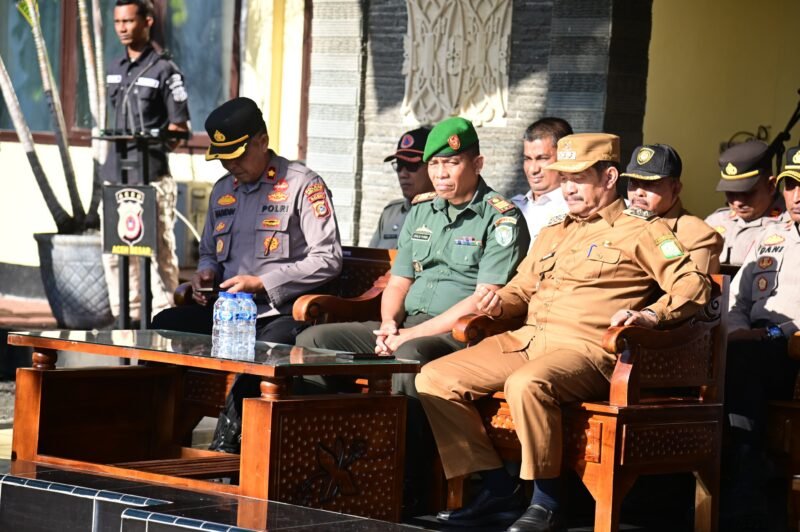Wakil Bupati Aceh Besar Drs H Syukri menghadiri Apel Gelar Pasukan dalam rangka Operasi Zebra Seulawah 2025 yang berlangsung di Lapangan Mapolres Aceh Besar, Jantho, Senin (17/11/2025). FOTO/MC ACEH BESAR