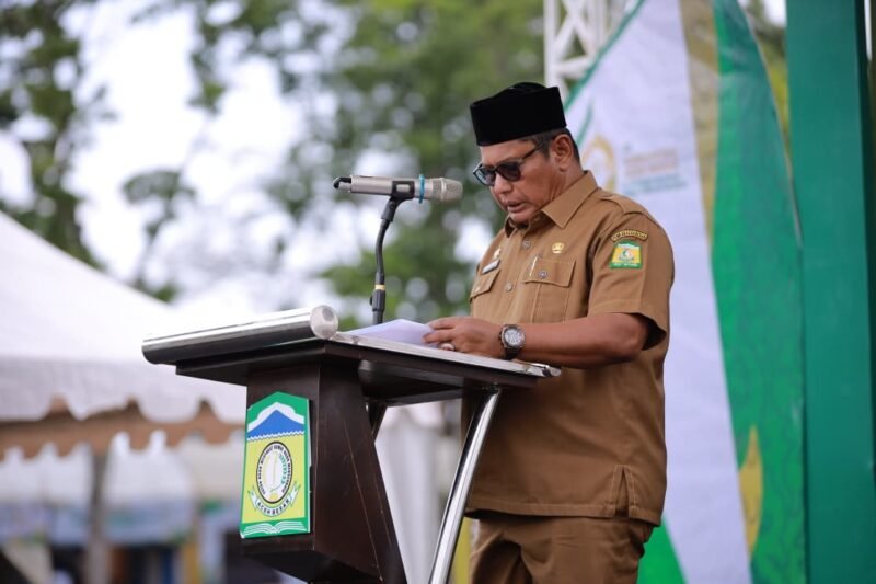 Sekda Aceh Besar Bahrul Jamil S.Sos, M.Si menyampaikan laporan Pameran Pembangunan dan Expo UMKM di Lapangan Bungong Jeumpa, Kota Jantho, Senin (17/11/2025). FOTO/PROKOPIM ACEH BESAR